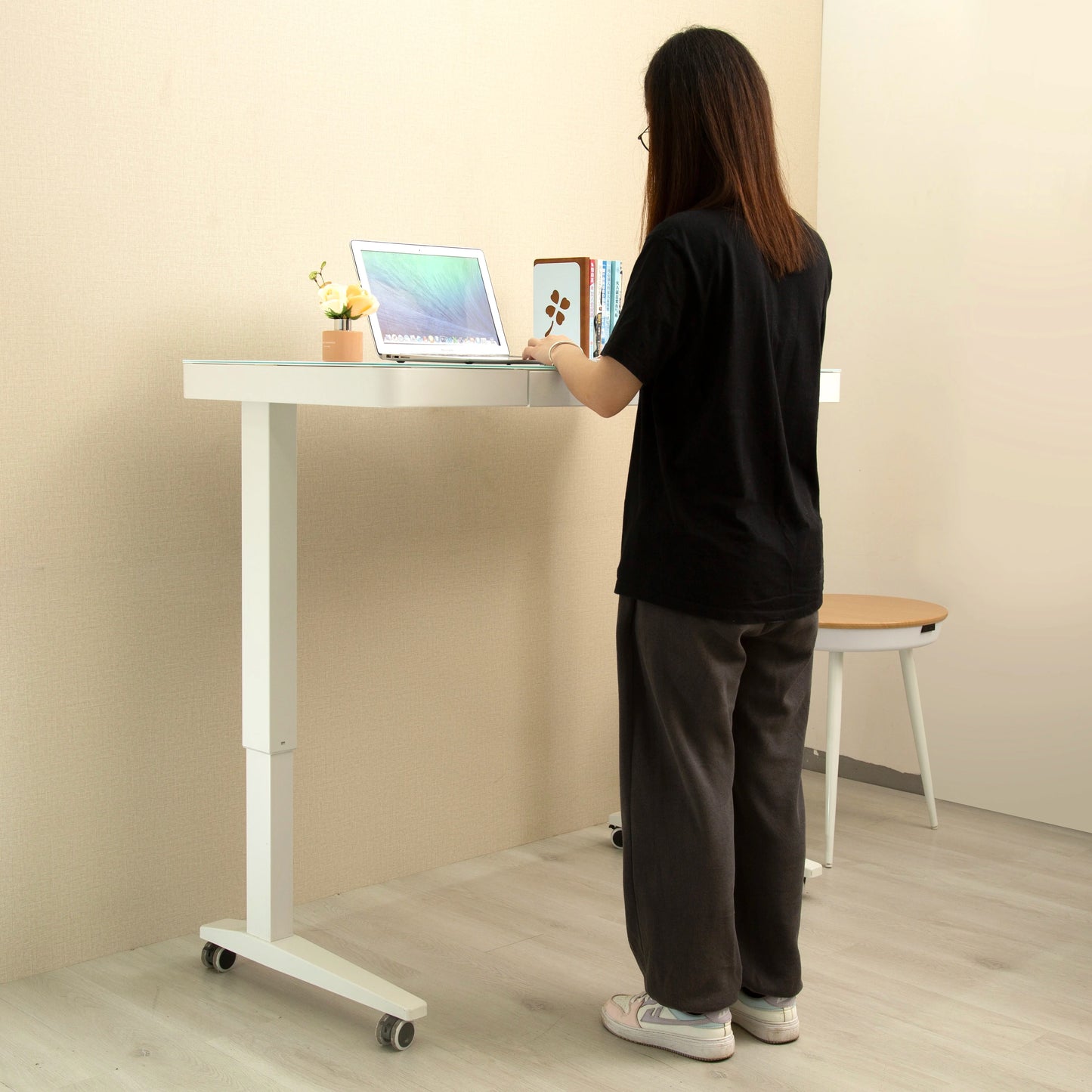 Factory in Stock Smart Electric Standing Desk Easy Assembly Modern Design Height Adjustable Office Table with 2-Year Warranty