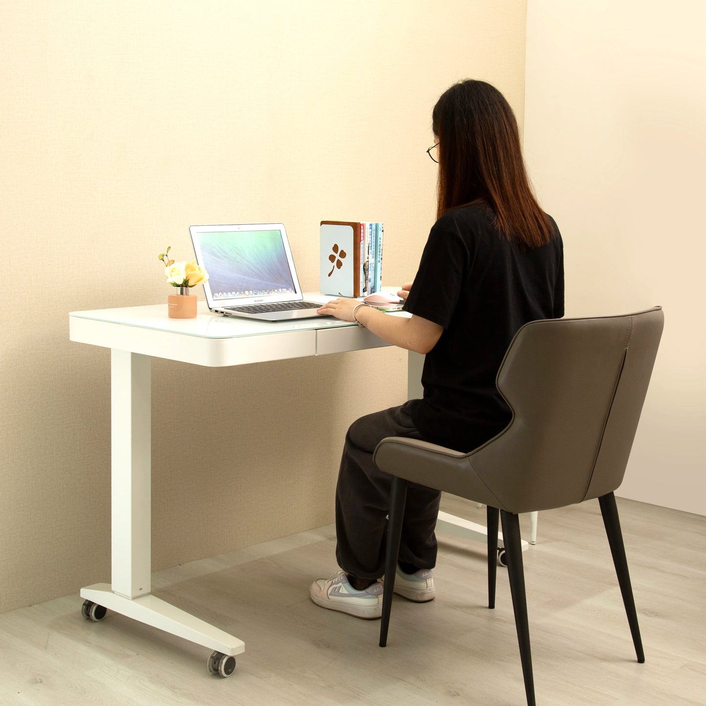 Factory in Stock Smart Electric Standing Desk Easy Assembly Modern Design Height Adjustable Office Table with 2-Year Warranty