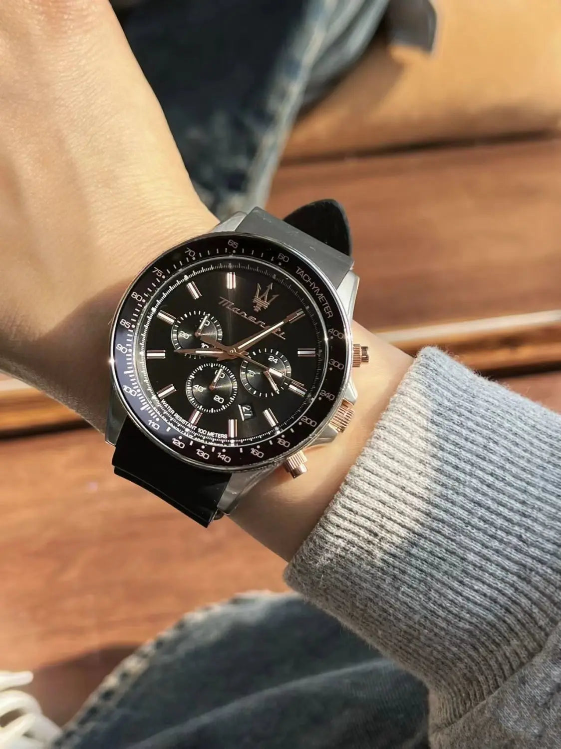Original gold Maserati men's watch sports leisure luxury Shi Ying Europe and America large dial black silicone watch.