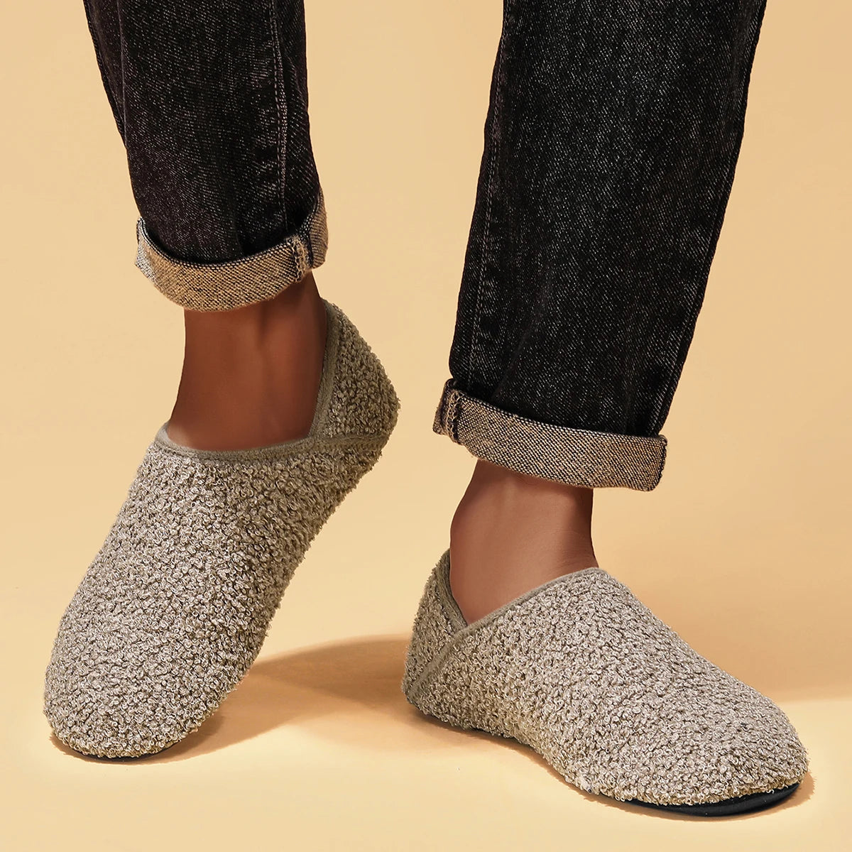 Men's indoor slippers for autumn and winter, lightweight, soft, anti slip, fleece sole, wide men's cotton shoes