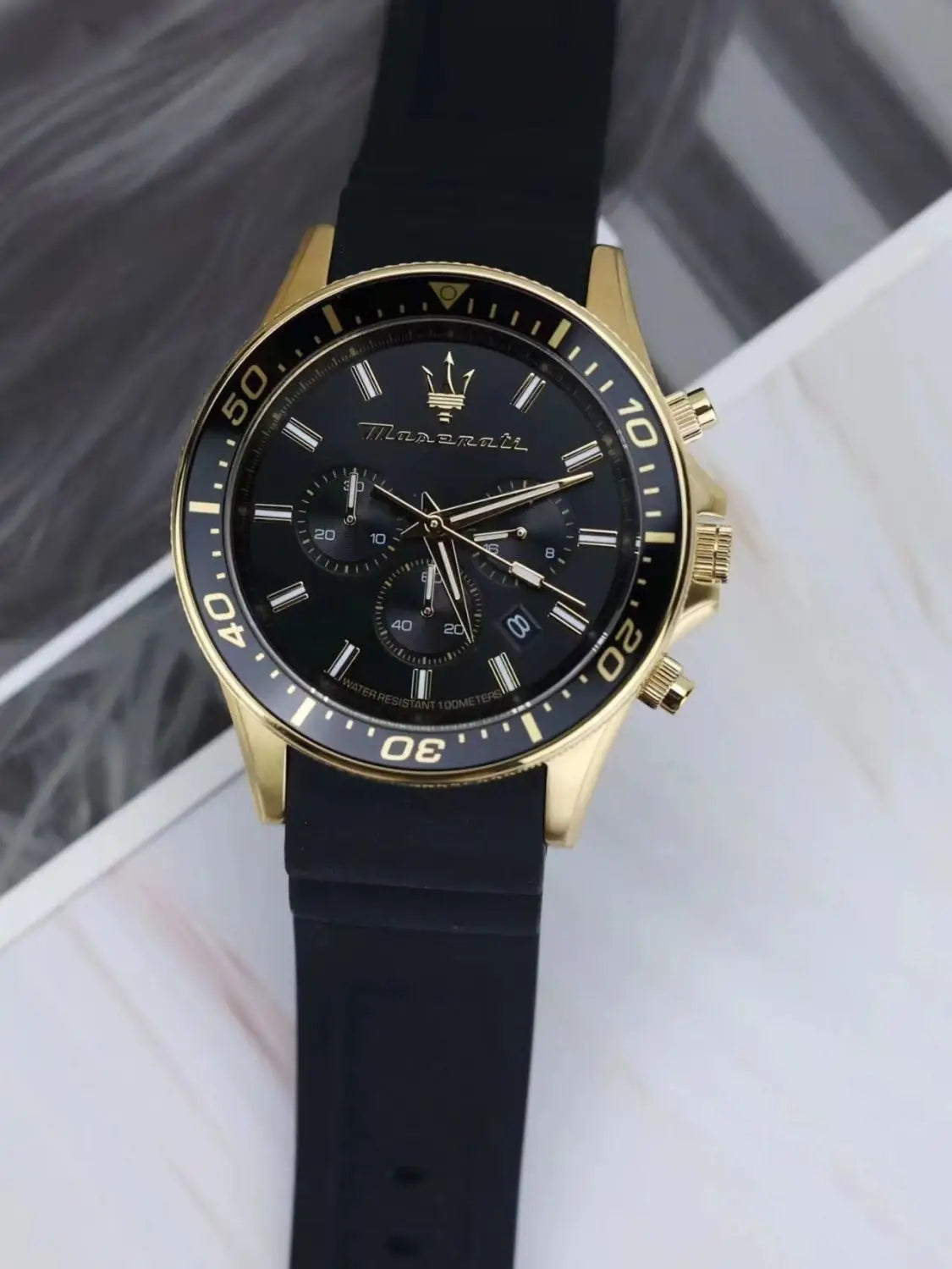 Original gold Maserati men's watch sports leisure luxury Shi Ying Europe and America large dial black silicone watch.