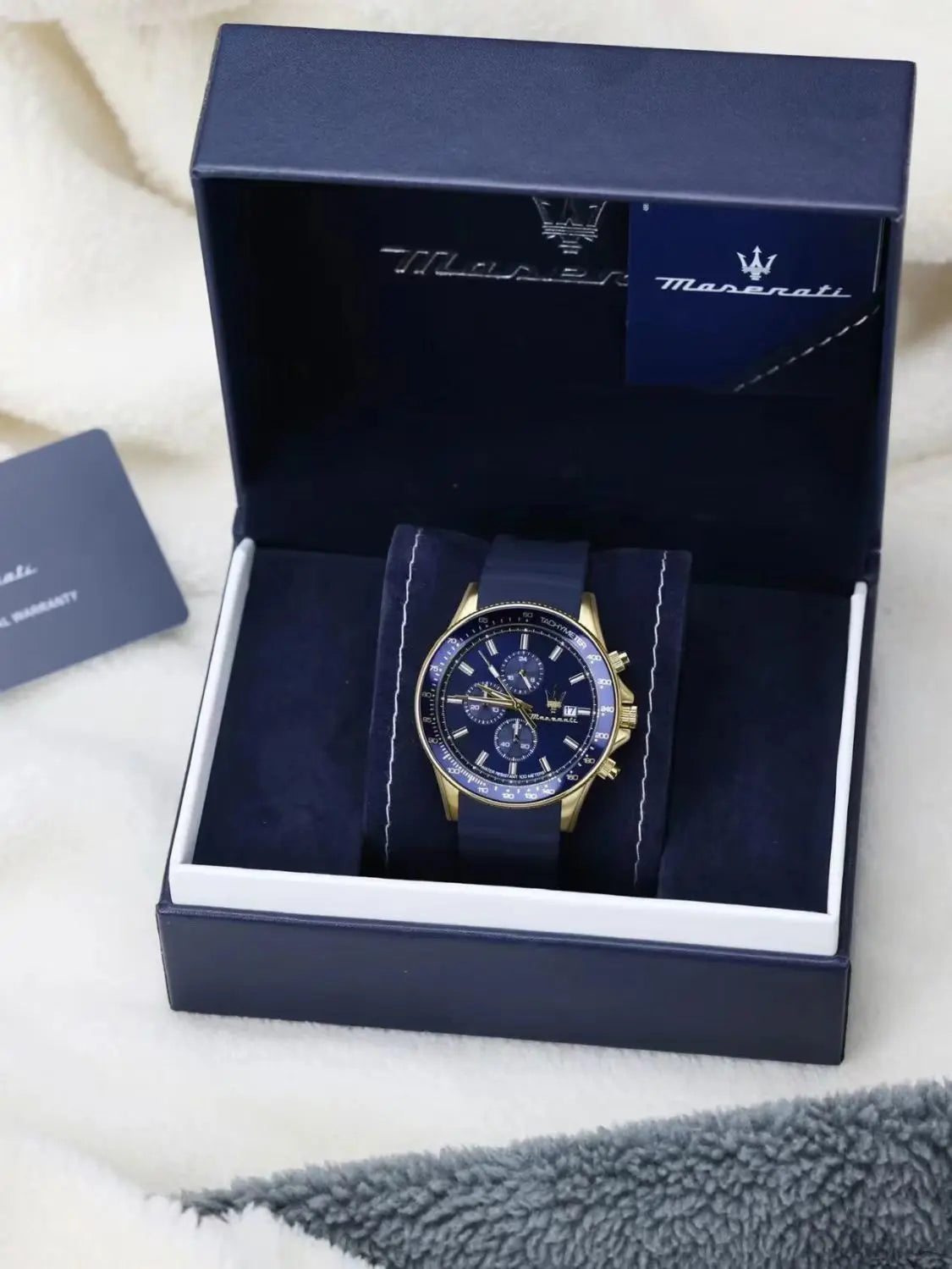 Original gold Maserati men's watch sports leisure luxury Shi Ying Europe and America large dial black silicone watch.