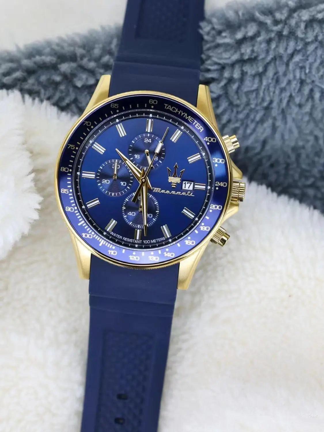 Original gold Maserati men's watch sports leisure luxury Shi Ying Europe and America large dial black silicone watch.
