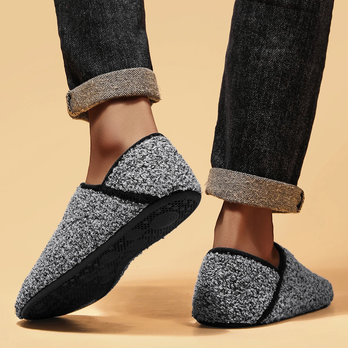 Men's indoor slippers for autumn and winter, lightweight, soft, anti slip, fleece sole, wide men's cotton shoes