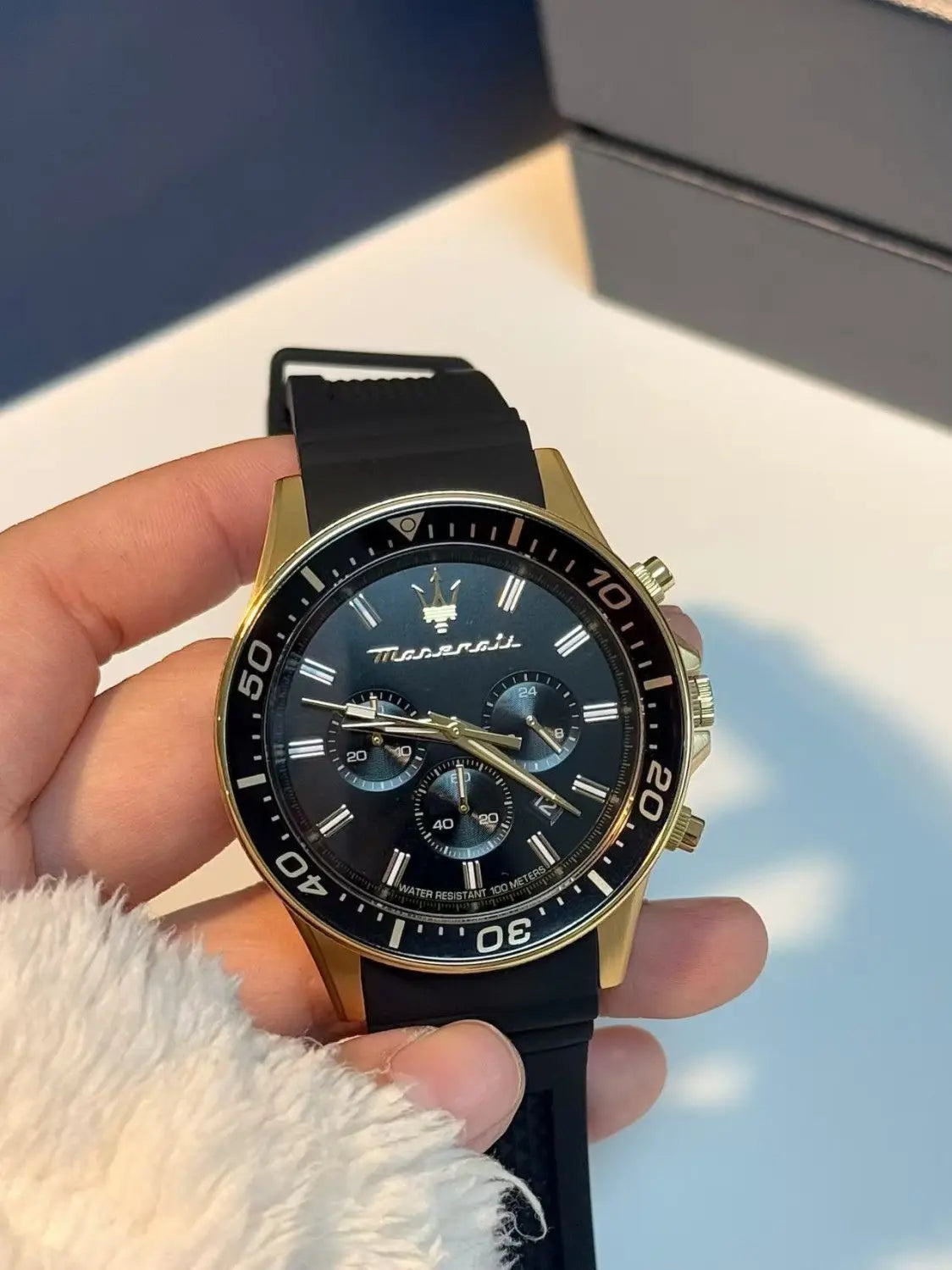 Original gold Maserati men's watch sports leisure luxury Shi Ying Europe and America large dial black silicone watch.