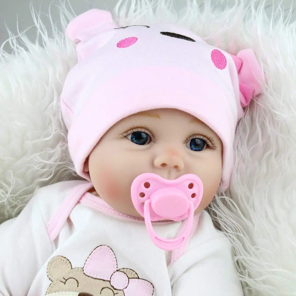 A 55cm-long fully enamel doll that can be washed and reused, perfect for soothing and entertaining babies. It's a realistic baby