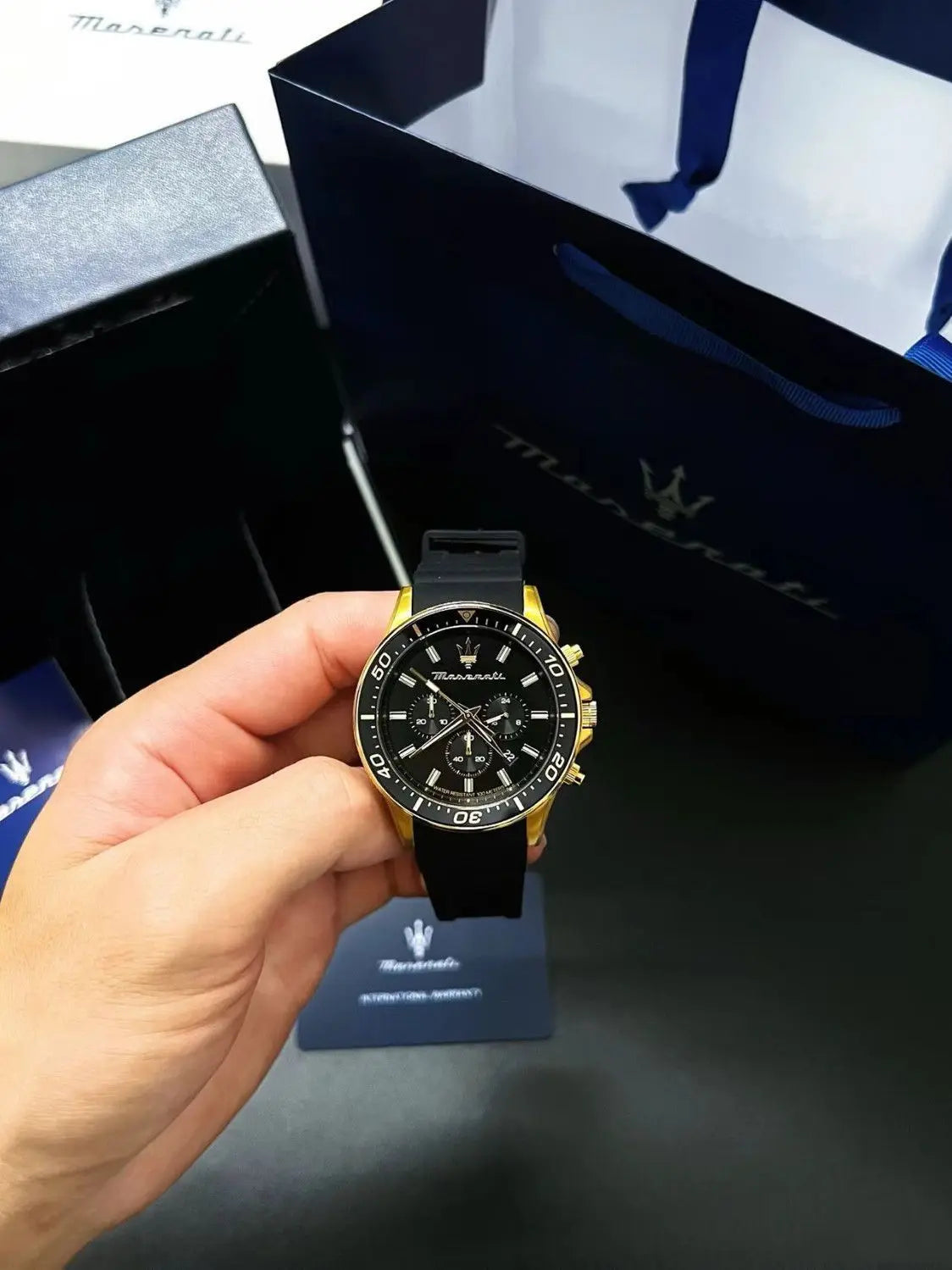 Original gold Maserati men's watch sports leisure luxury Shi Ying Europe and America large dial black silicone watch.